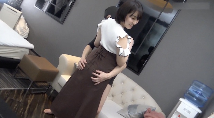 無修正個人撮影作品「手前で色白Ｇカップ美女のエロいカラダに見せは釘付け。」-002